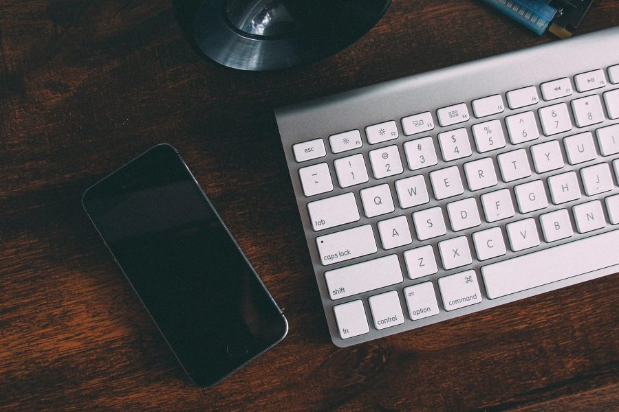 Smartphone und Tastatur