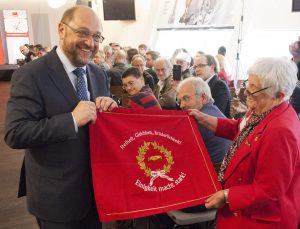 Anneliese Kahl überreicht Martin Schulz eine handgefertigte SPD-Traditionsfahne._Foto: Steffen Voß / CC-BY.SA