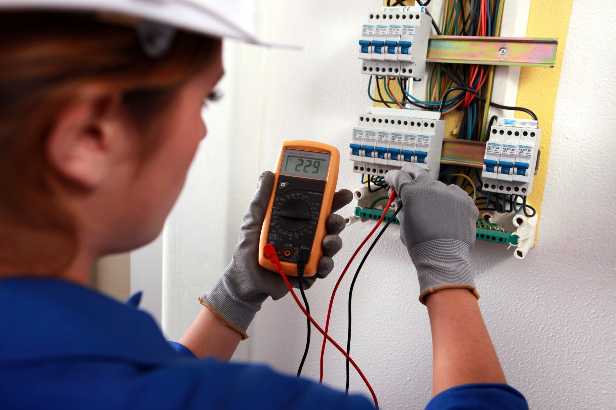 Elektrikerin bei der Arbeit