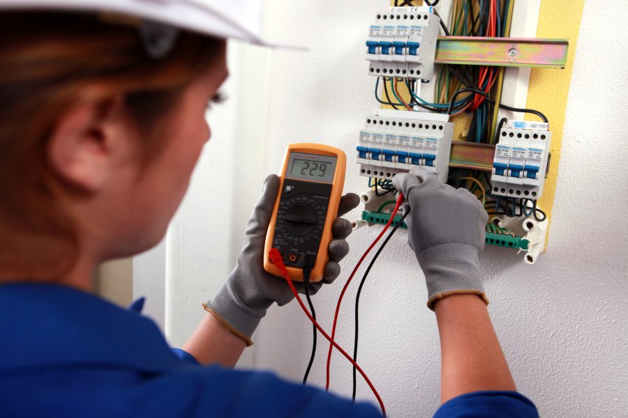 Elektrikerin bei der Arbeit