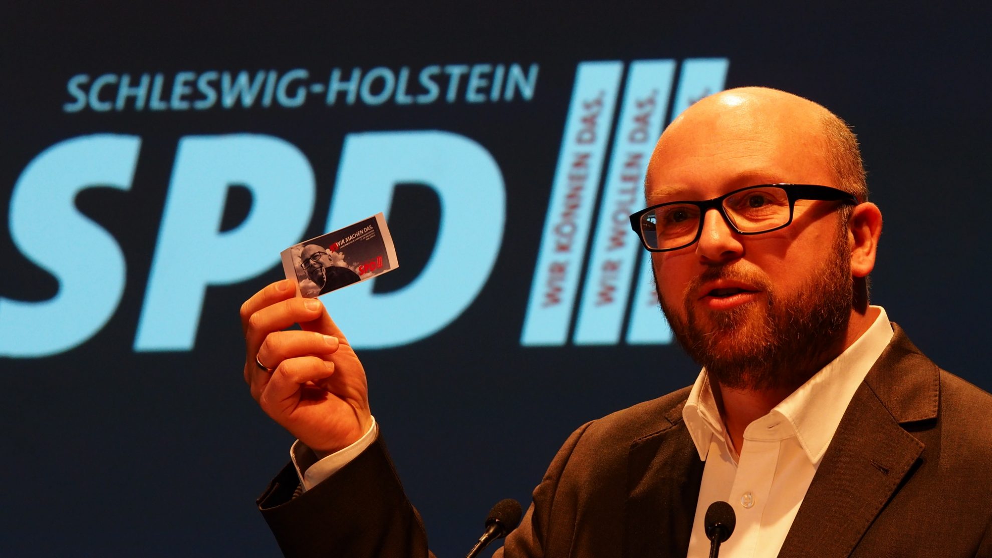 Amin Hamadmad mit der Spendenmarke