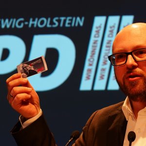 Amin Hamadmad mit der Spendenmarke