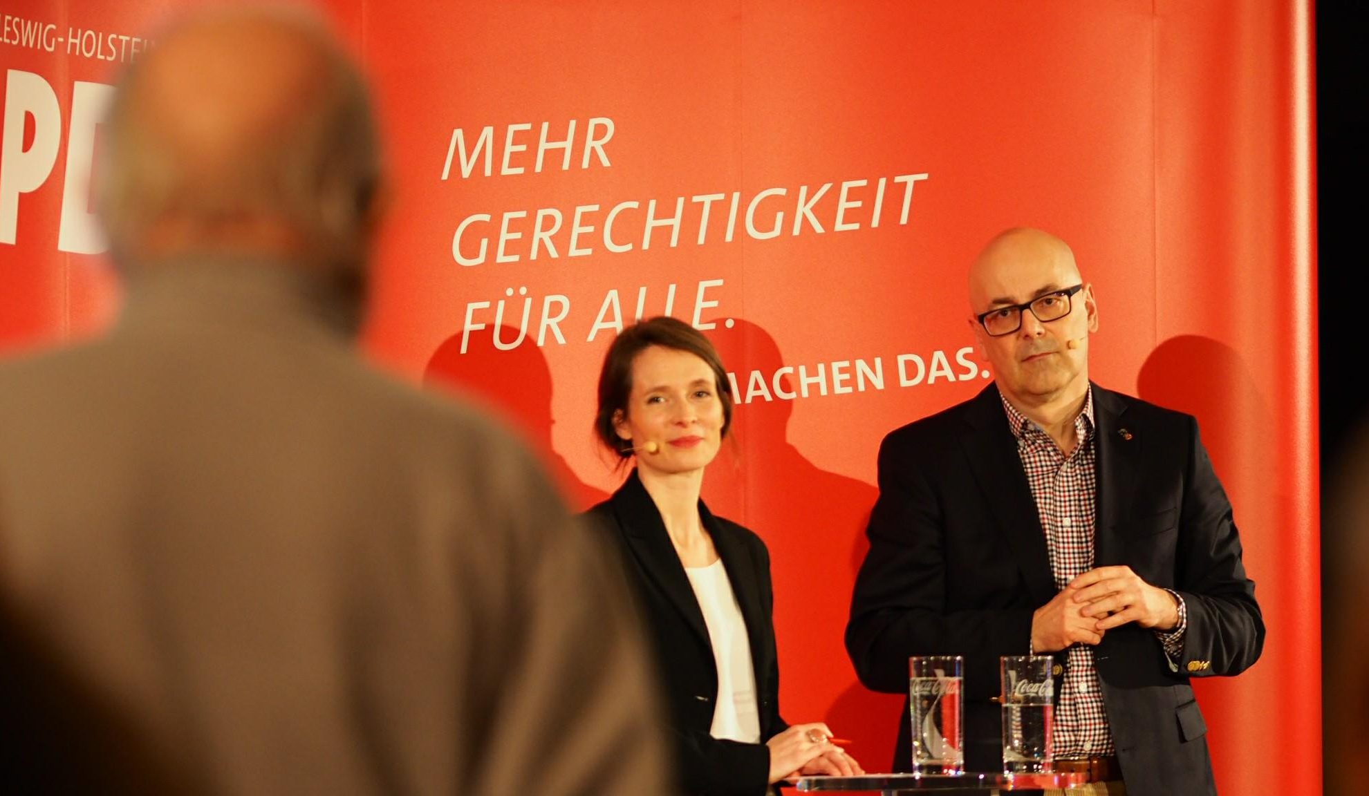 "Warum gibt es Geld für Elektro-Autos aber nicht für Obdachlose," fragte ein Gast im Gespräch mit Torsten Albig in Elmshorn