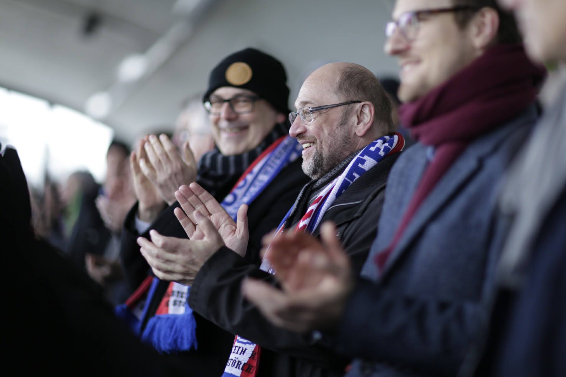 Torsten Albig und Martin Schulz im Stadion von Holstein Kiel