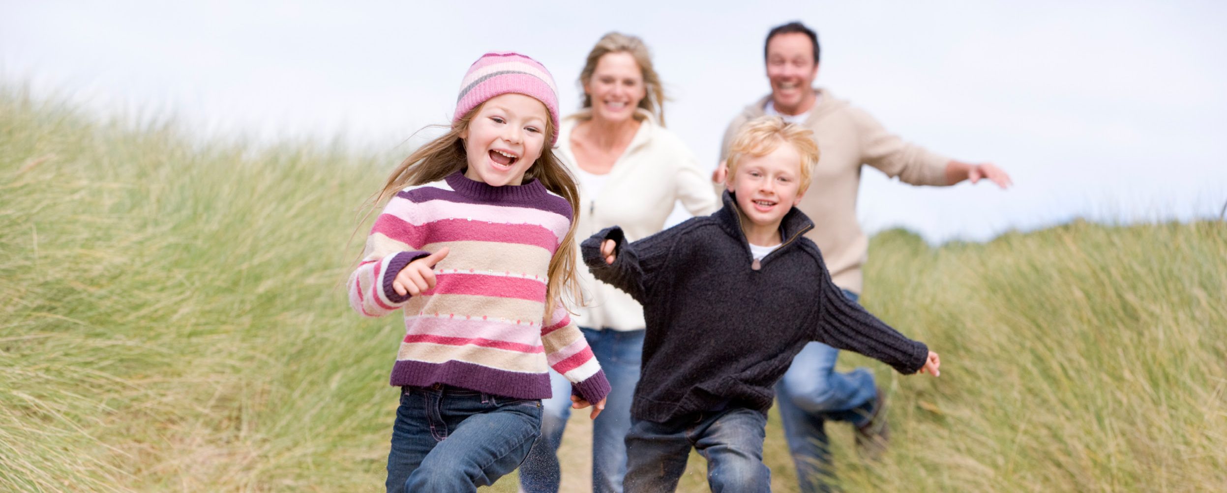 Kinder mit Eltern_Foto: colourbox