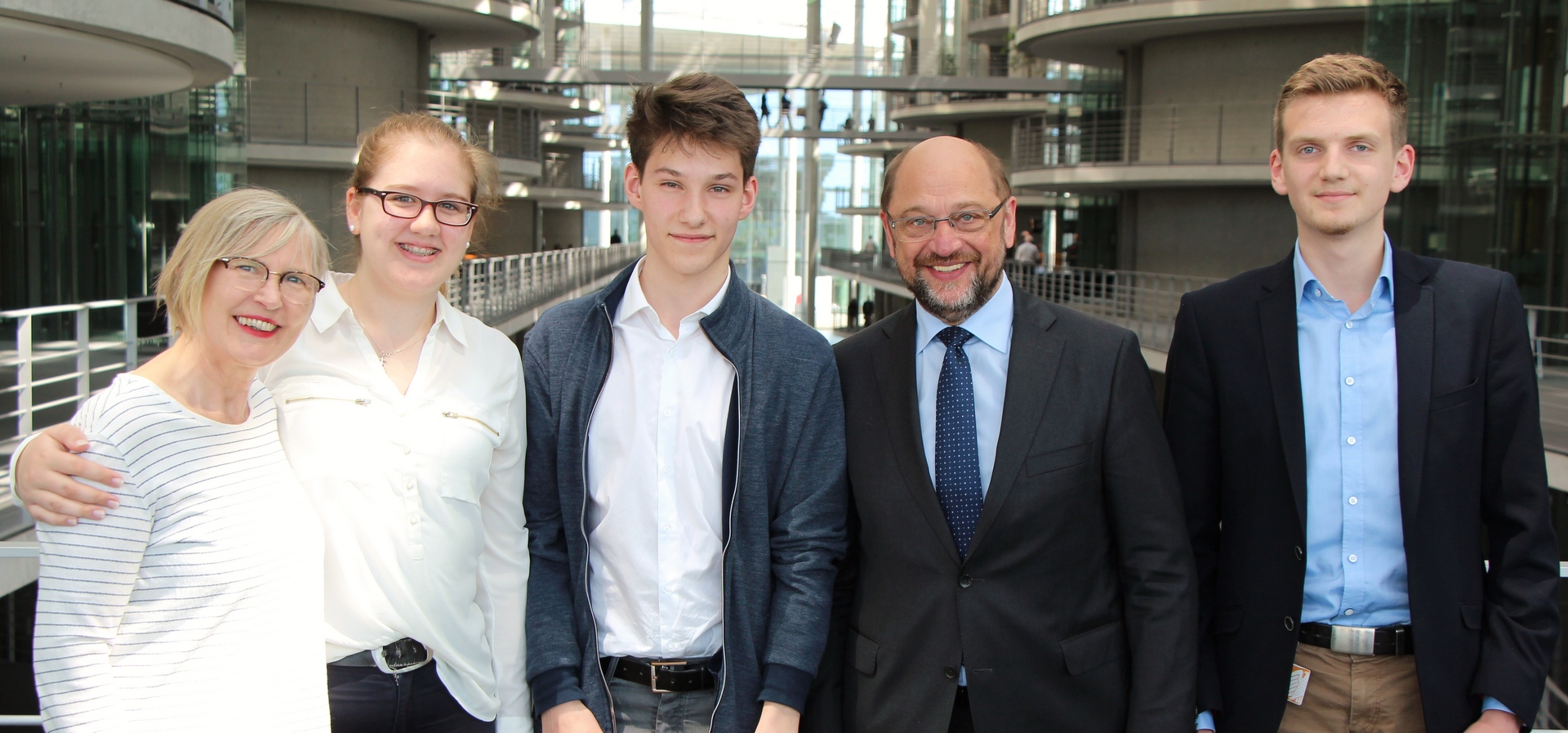 1-v.l.n.r. Gabriele Hiller-Ohm Hannah Marx Lukas Leitner SPD-Kanzlerkandidat Martin Schulz und Henry Berndt