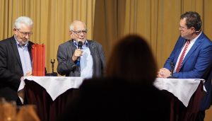 Claus Möller und Eckart Kuhlwein mit Sven Zylla