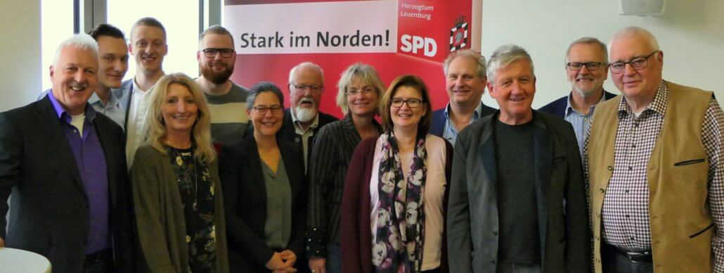 Foto von links nach rechts: Jens Meyer (stv. Vorsitzender), Calvin Fromm (Jusos), Pascal Hay (Schriftführer), Gitta Neemann-Güntner (Beisitzerin), Immo Braune (Beisitzer) Dr. Nina Scheer (Kreisvorsitzende), Jürgen Holst (Beisitzer), Kathrin Wagner-Bockey (Beisitzerin), Kirsten Niemann (Schatzmeisterin), Ralf Petersen (Beisitzer), Dr. Matthias Esche (stv. Vorsitzender), Manfred Börner (stv. Vorsitzender), Hans-Peter Iversen (AG 60 plus) Nicht auf dem Foto: Heide Harris (Pressesprecherin), Petra Rehse (Beisitzerin)