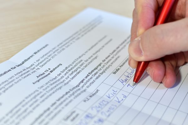 Unterschriftenliste Volksinitiative für bezahlbaren Wohnraum