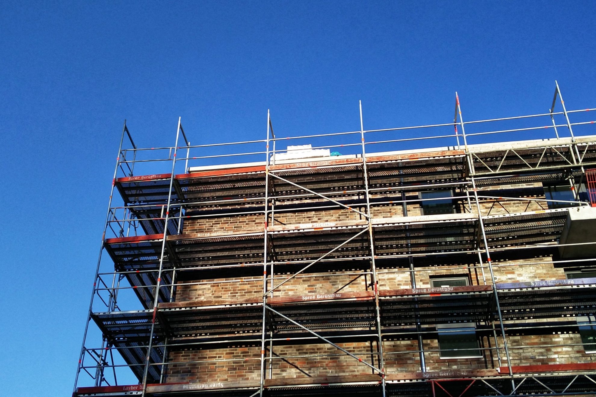 Baustelle: Ein Mietshaus wird gebaut.