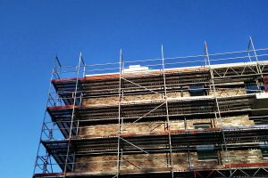 Baustelle: Ein Mietshaus wird gebaut.