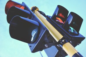 Ampel von schräg unten fotografiert