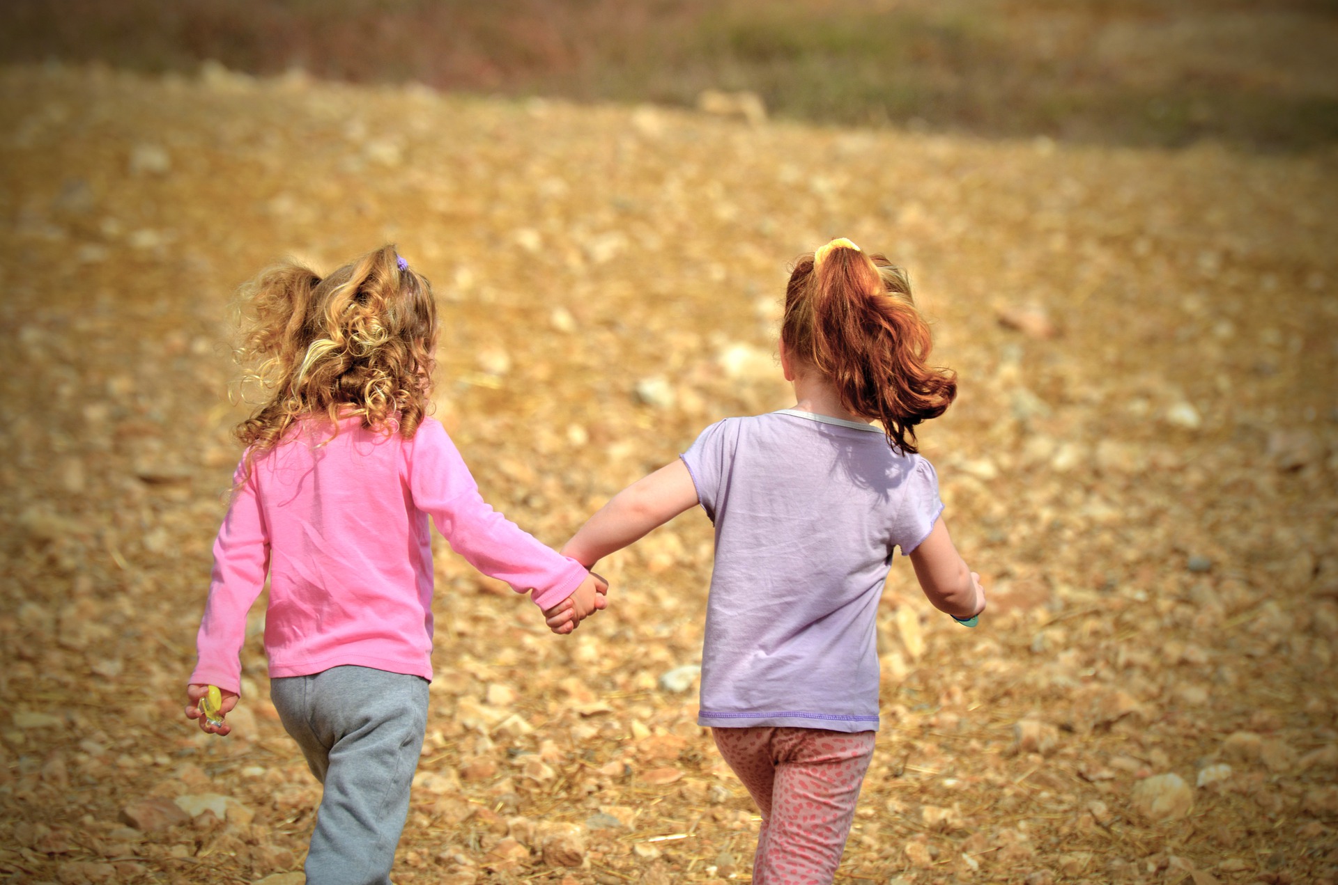 Zwei kleine Mädchen, Hand in Hand