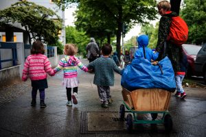 Kita-Kinder auf einem Ausflug in der Stadt
