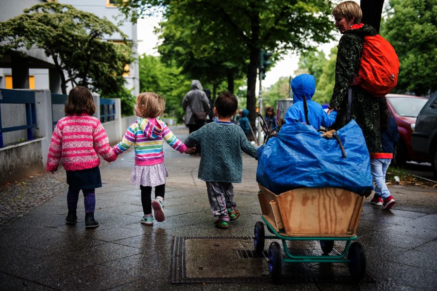 Kita-Kinder auf einem Ausflug in der Stadt