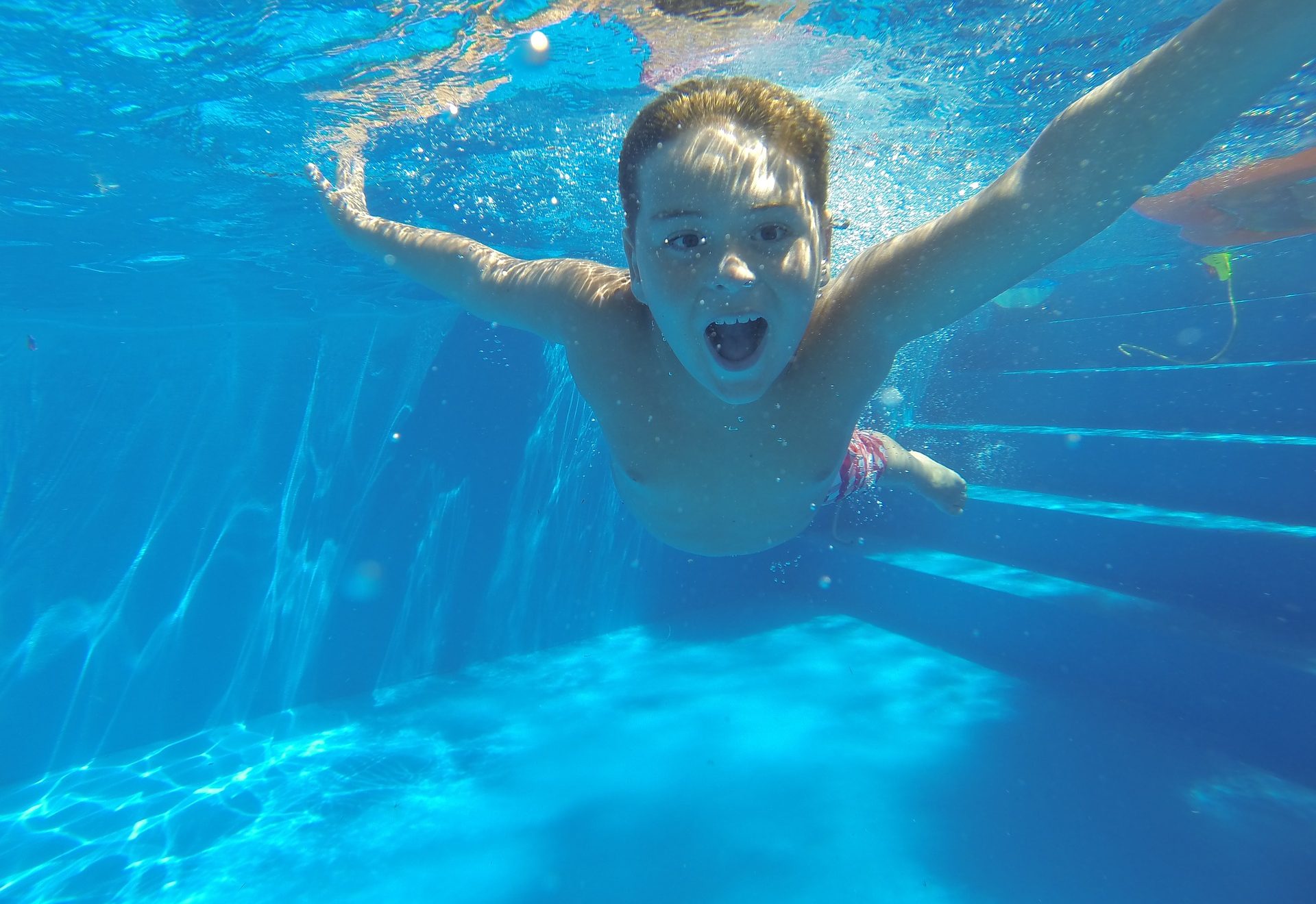 Kind taucht im Schwimmbad