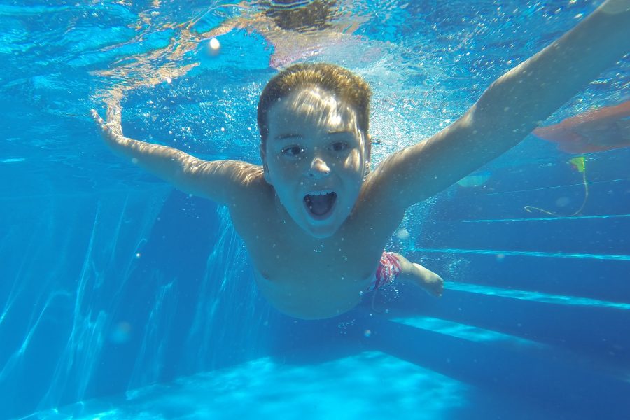 Kind taucht im Schwimmbad