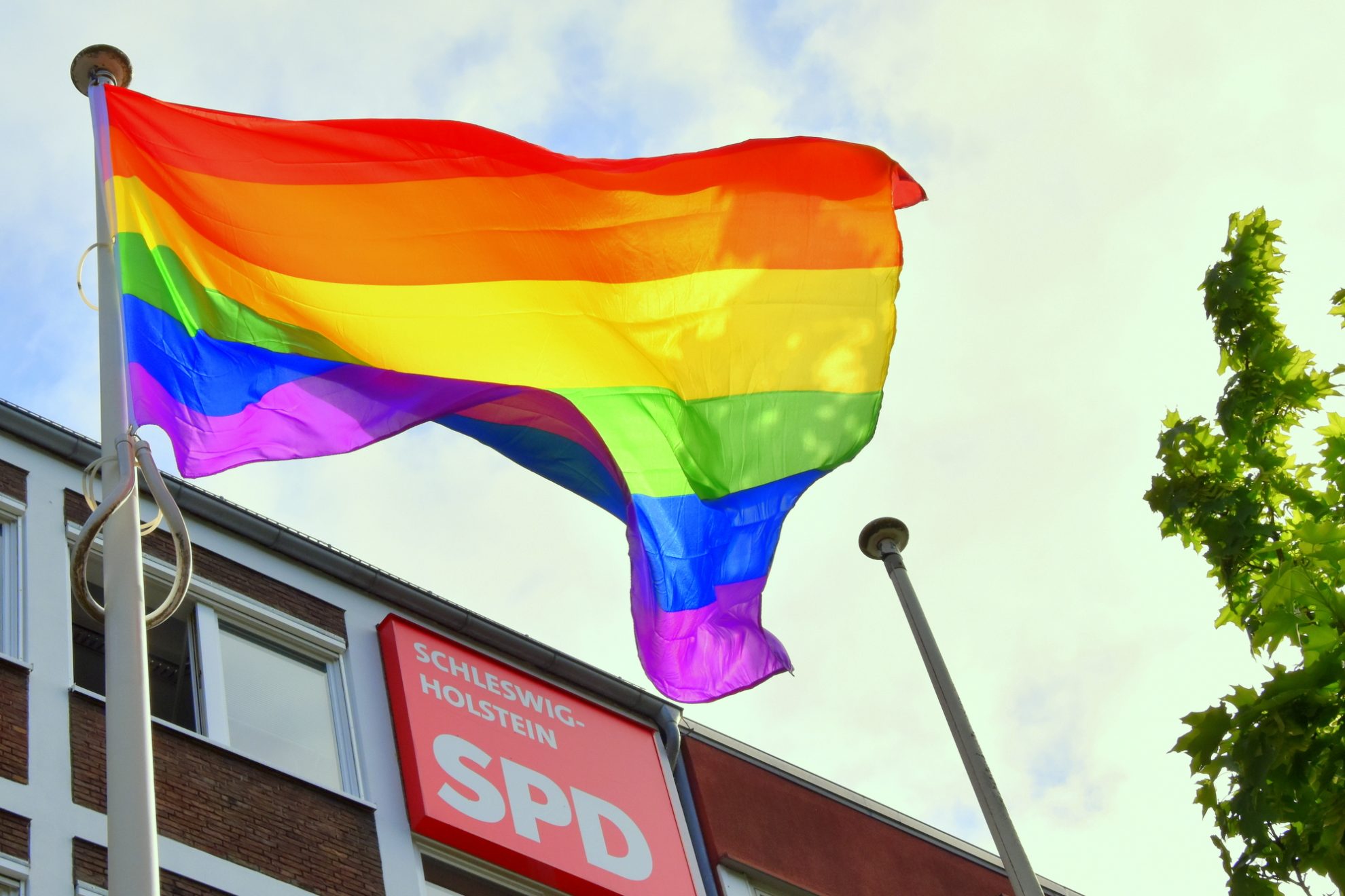 Regenbogenfahnen vor der SPD Landesgeschäftsstelle in Kiel