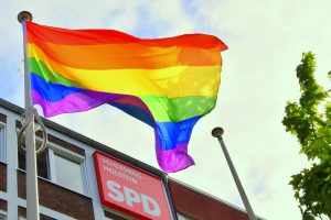 Regenbogenfahnen vor der SPD Landesgeschäftsstelle in Kiel