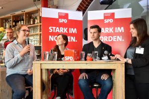 Talkrunde mit Lea Benecke (IGBCE), Sophia Schiebe (Juso-Landesvorsitzende) und Lukas Habermann (ver.di & NGG) - Moderation Christina Schubert (SPD Kiel)