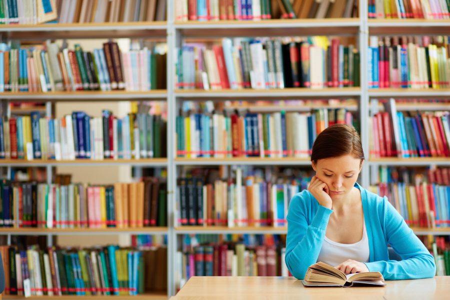 Studentin in der Bibliothek