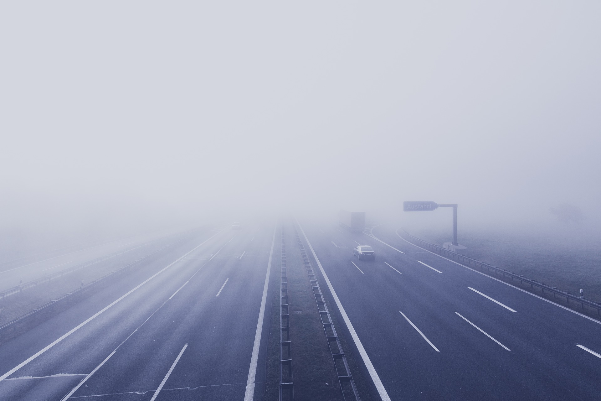Autobahn im Nebel