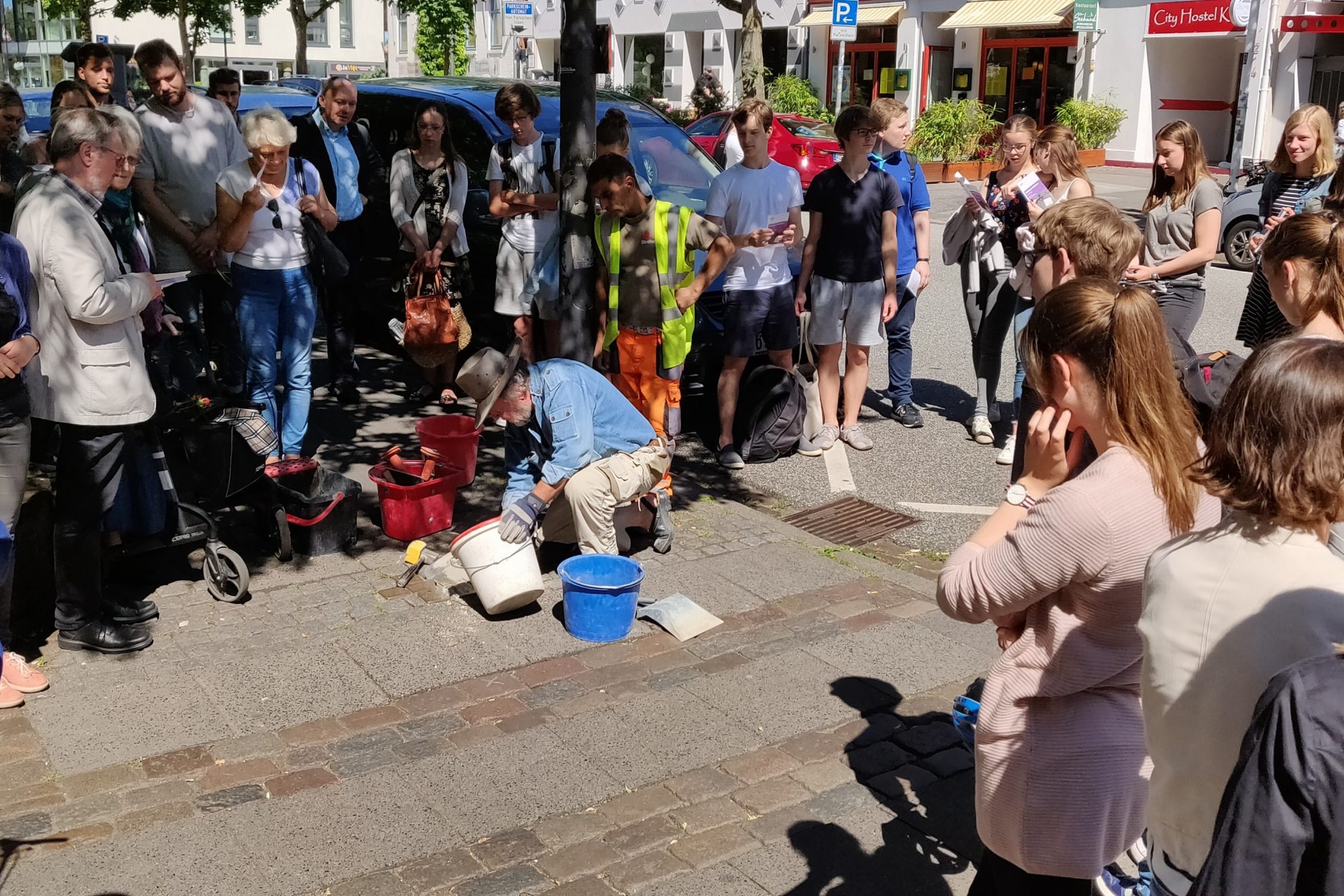 Gunter Demnig verlegt einen Stolperstein