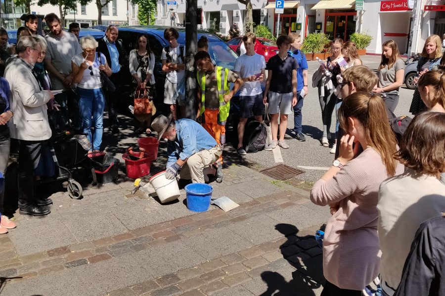 Gunter Demnig verlegt einen Stolperstein