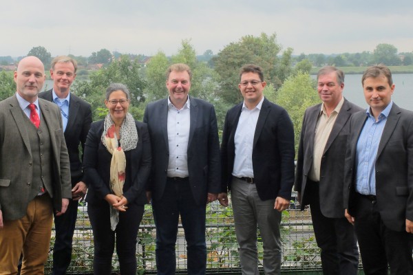 von v.l.n.r.): Christian Seyfert (Regional Public Affairs, Vattenfall), Dr. Karsten Wulff (Regional Public Affairs, Vattenfall), Dr. Nina Scheer, MdB, Olaf Schulze (Bürgermeister von Geesthacht), Murat Özden (Leiter Abwicklungsbereich Solar, Vattenfall), Werner Flindt (SPD-Fraktion Geesthacht) und Dr.-Ing. René Kühne (Leiter Produktion Wasserkraft, Vattenfall).