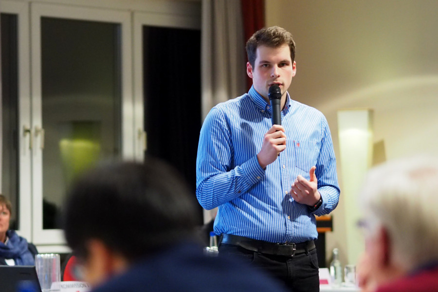 Frederik Digulla präsentiert die Ergebnisse seiner Kommission