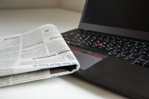 Zeitung auf Laptop