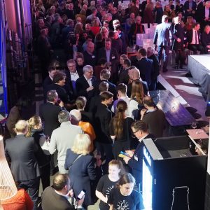 Blick in den Raum mit vielen Gästen