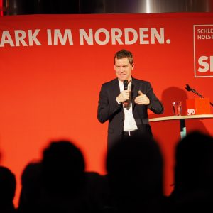 Ulf Kämpfer hält seine Rede