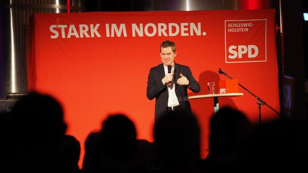 Ulf Kämpfer hält seine Rede