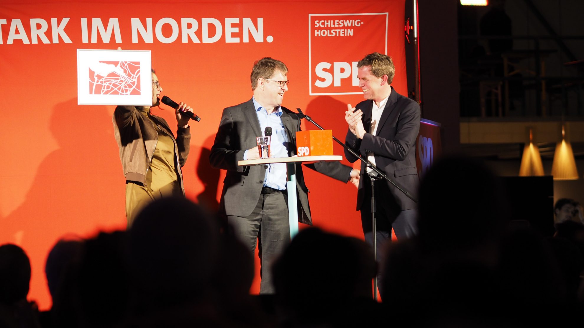 Serpil Midyatli und Ralf Stegner danken Ulf Kämpfer für seine Rede