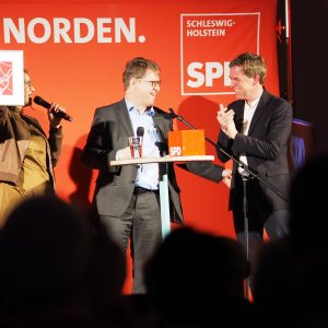 Serpil Midyatli und Ralf Stegner danken Ulf Kämpfer für seine Rede
