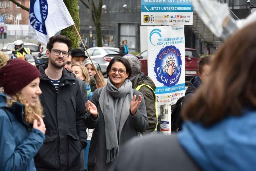 Juso-Chef Simon Bull und die SPD Landesvorsitzende Serpil Midyatli bei der Demo