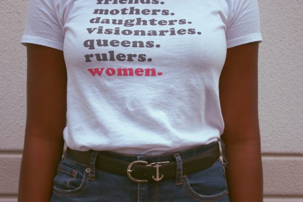 Frau im T-Shirt mit Aufdruck: