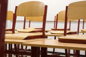 Leere Schulklasse mit Stühlen auf den Tischen
