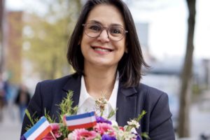 Serpil Midyatli. Frisch gewählt mit Blumenstrauß in Schleswig-Holstein Farben