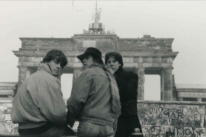 Thomas Losse-Müller mit zwei Freunden im November 1989 vor dem Brandenburger Tor